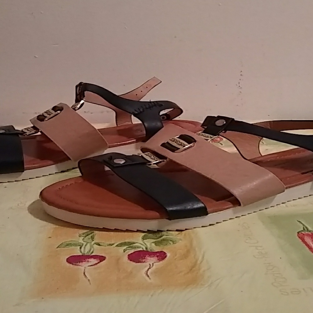 Do Dk Fashion sandals.